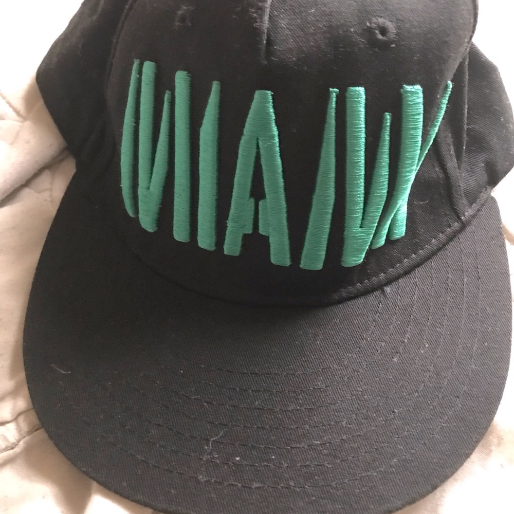 Good hat that has never been wear before. I love it and the color 😍🥵